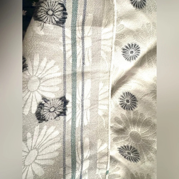 NWT - Ann Taylor - Shimmer Daisy Woven Scarf - Picture 6 of 9